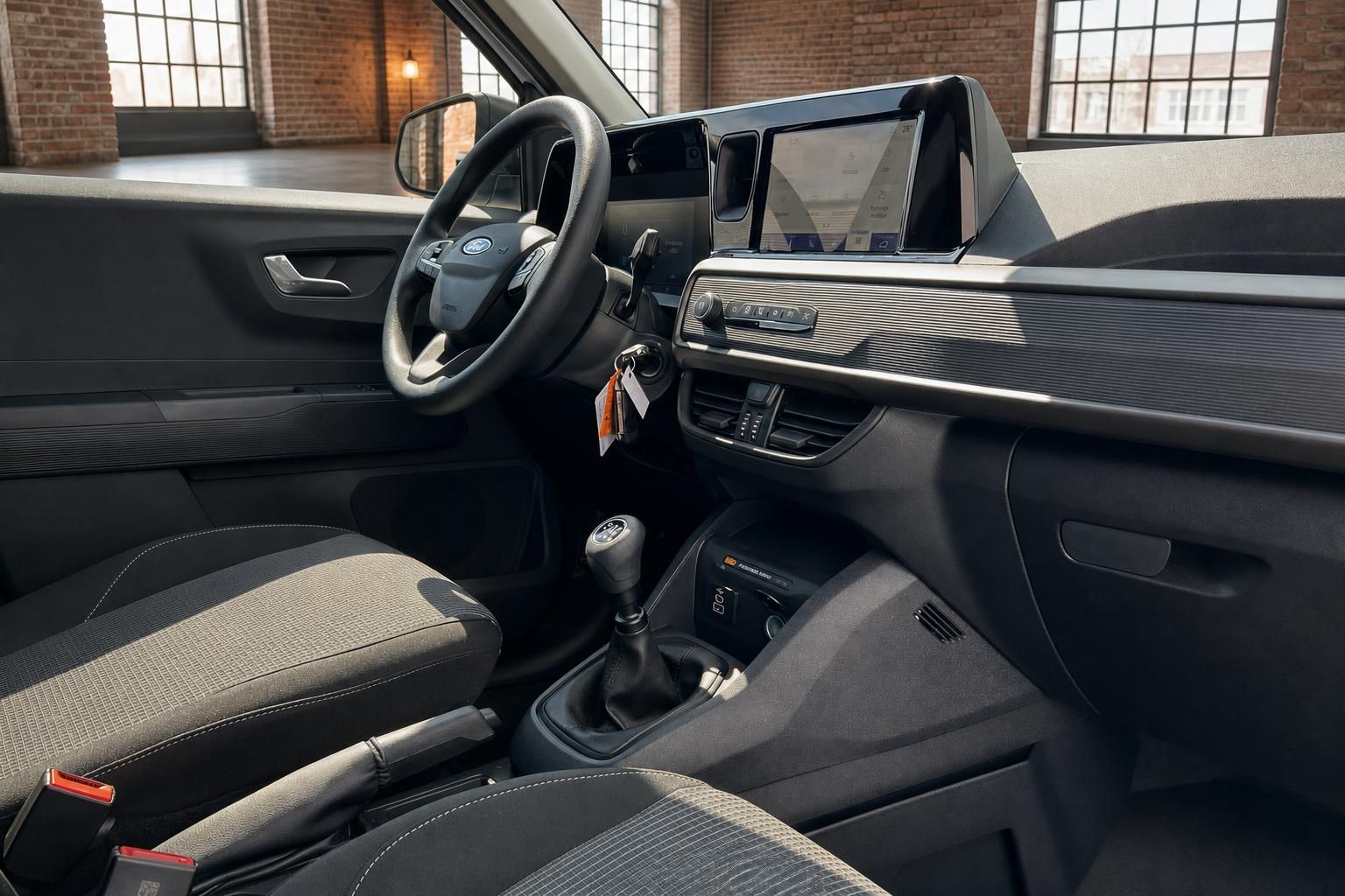 Ford Fahrerraum mit Armaturenbrett, Touchscreen und Schaltknauf