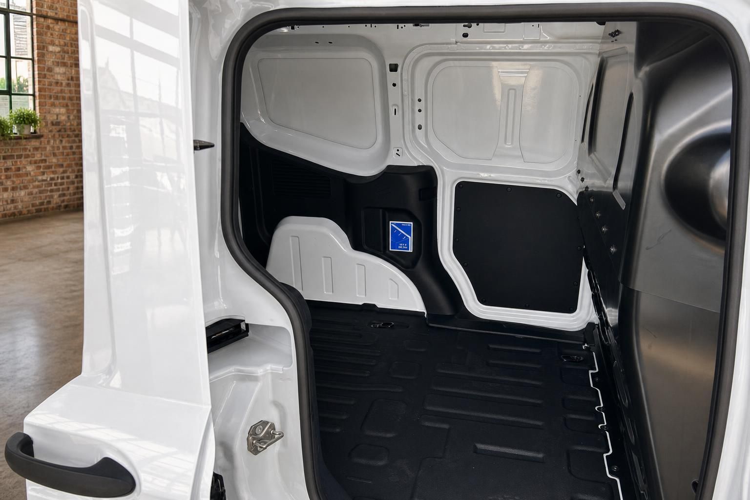 Ford Transporter Laderaum leer mit geoeffneter Hecktuer