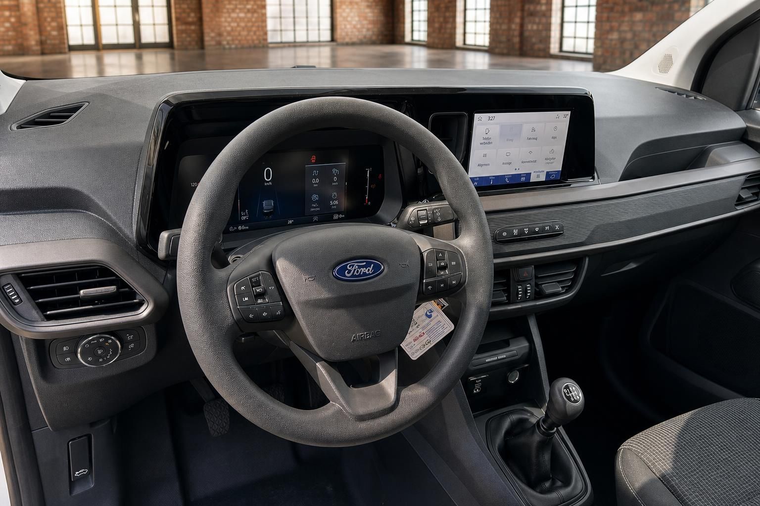 Ford Cockpit mit Lenkrad, Tacho und Infotainment Bildschirm