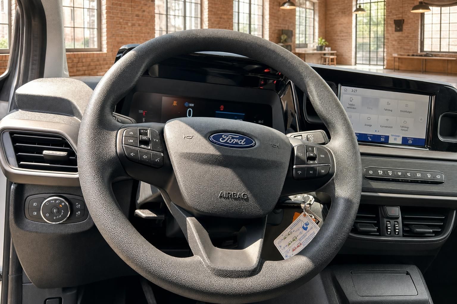 Ford Lenkrad Nahaufnahme mit Bedienelementen und Digitaldisplay