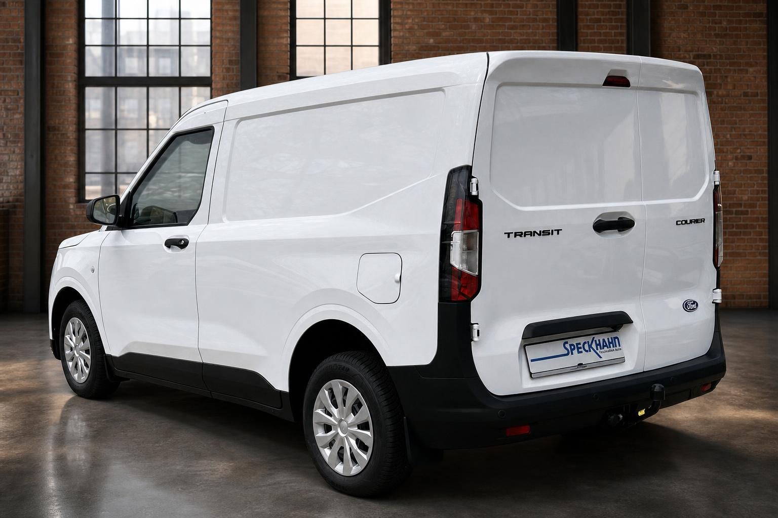 Ford Transit Courier weiß, Heckansicht schräg in Industriehalle