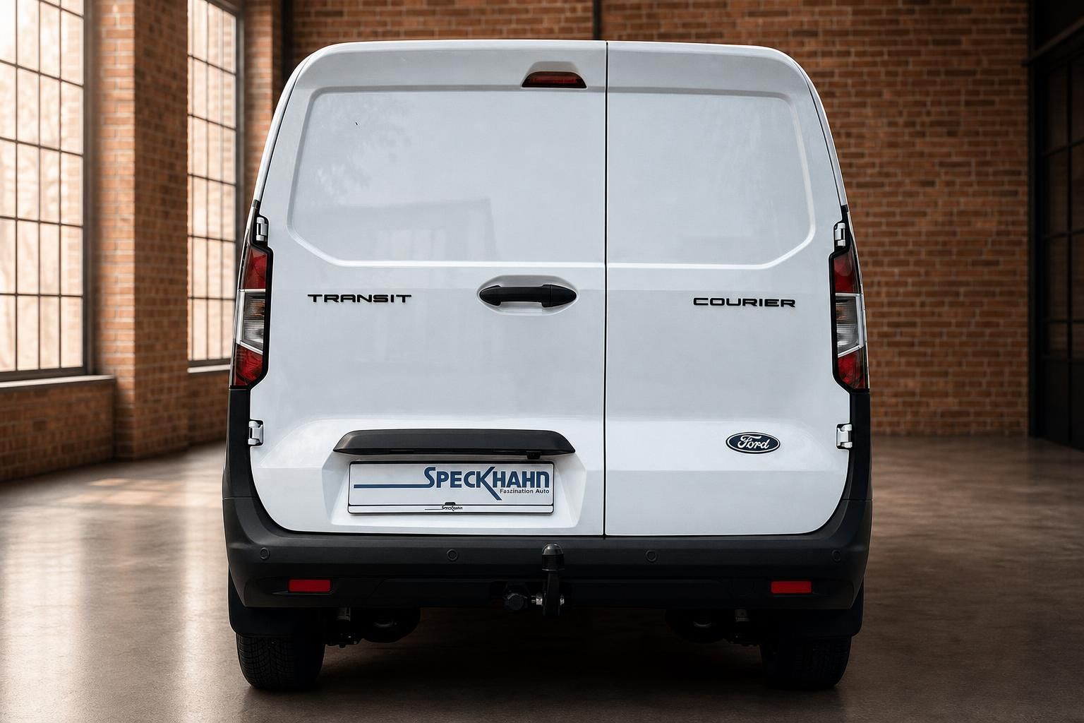Ford Transit Courier weiß, direkte Heckansicht mit Türgriffen