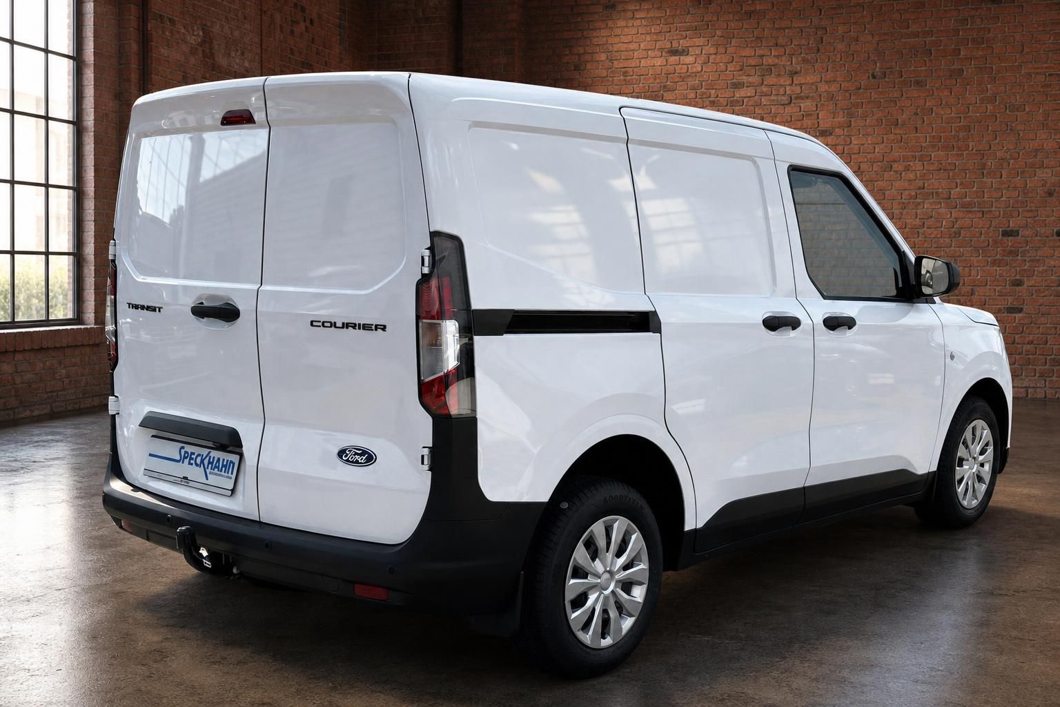 Ford Transit Courier weiß, Heckansicht mit geöffneter Seitenansicht