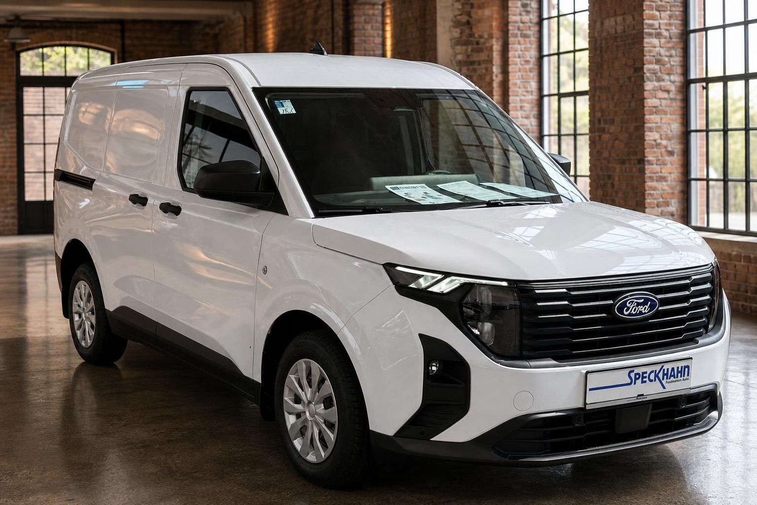 Ford Transit Courier weiß, Frontansicht in Halle mit Fensterlicht