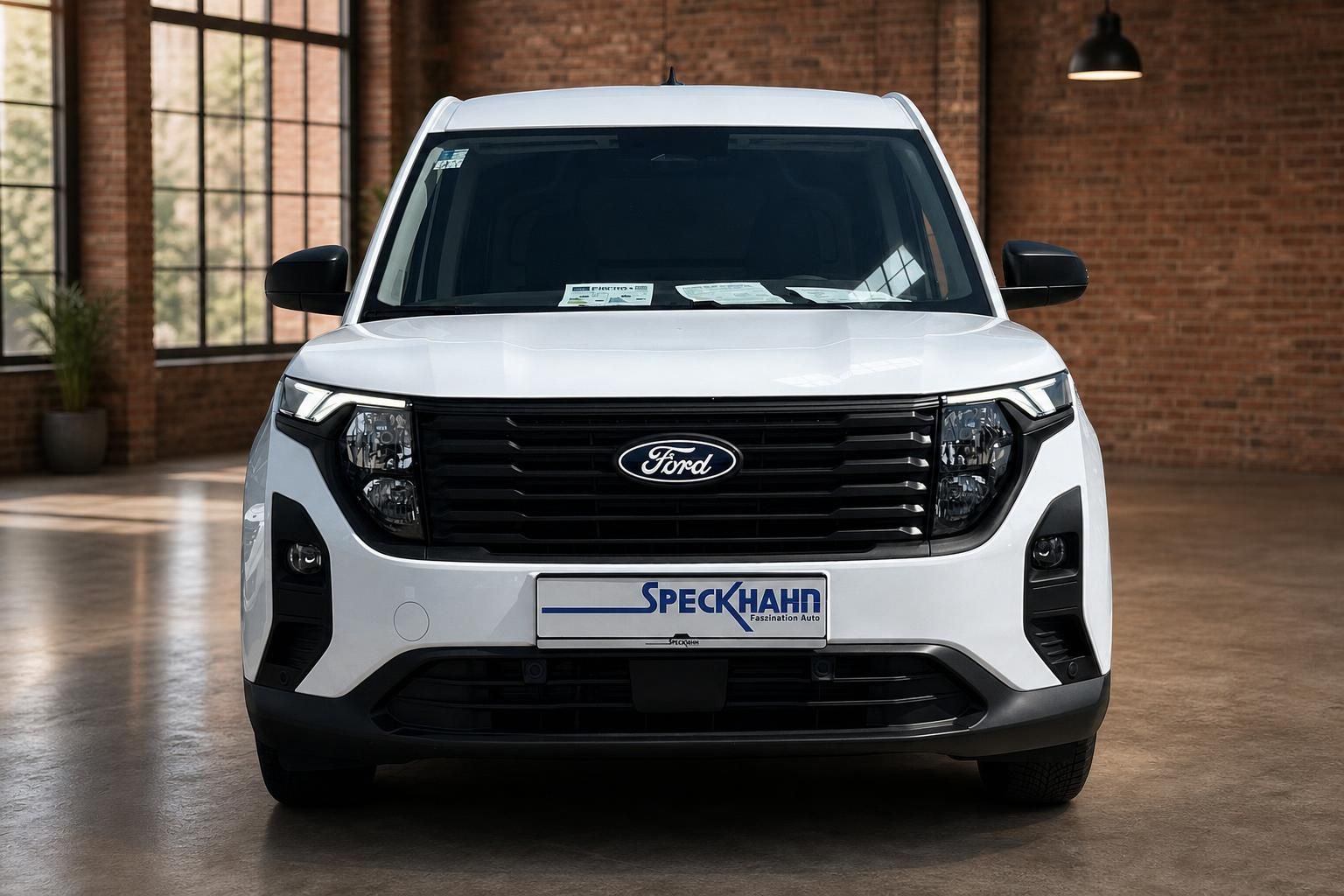 Ford Transit Courier weiß Frontansicht mit Kühlergrill und LED-Scheinwerfern