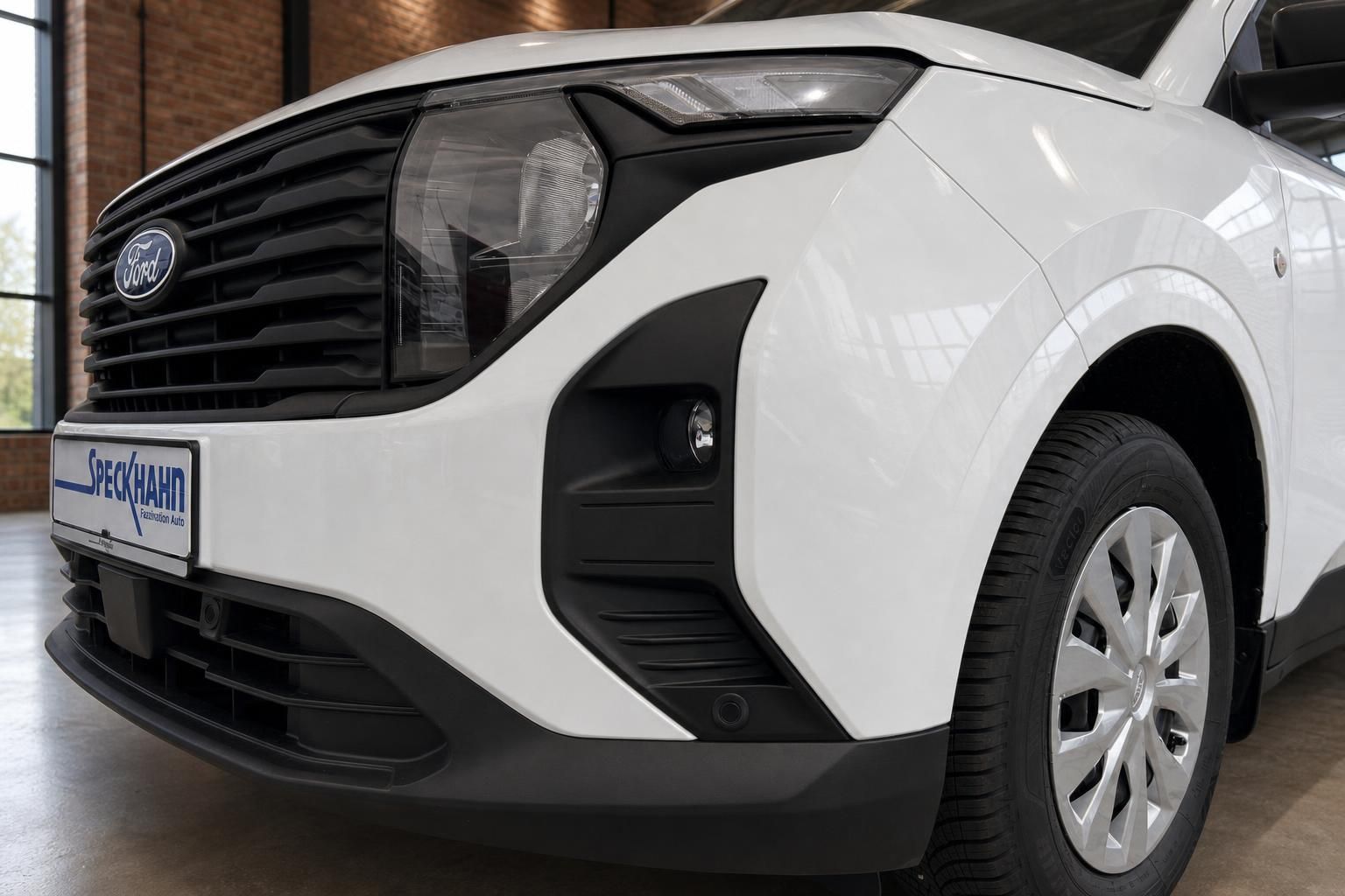 Ford Transit Courier weiß Detailansicht Frontstoßstange und Felge