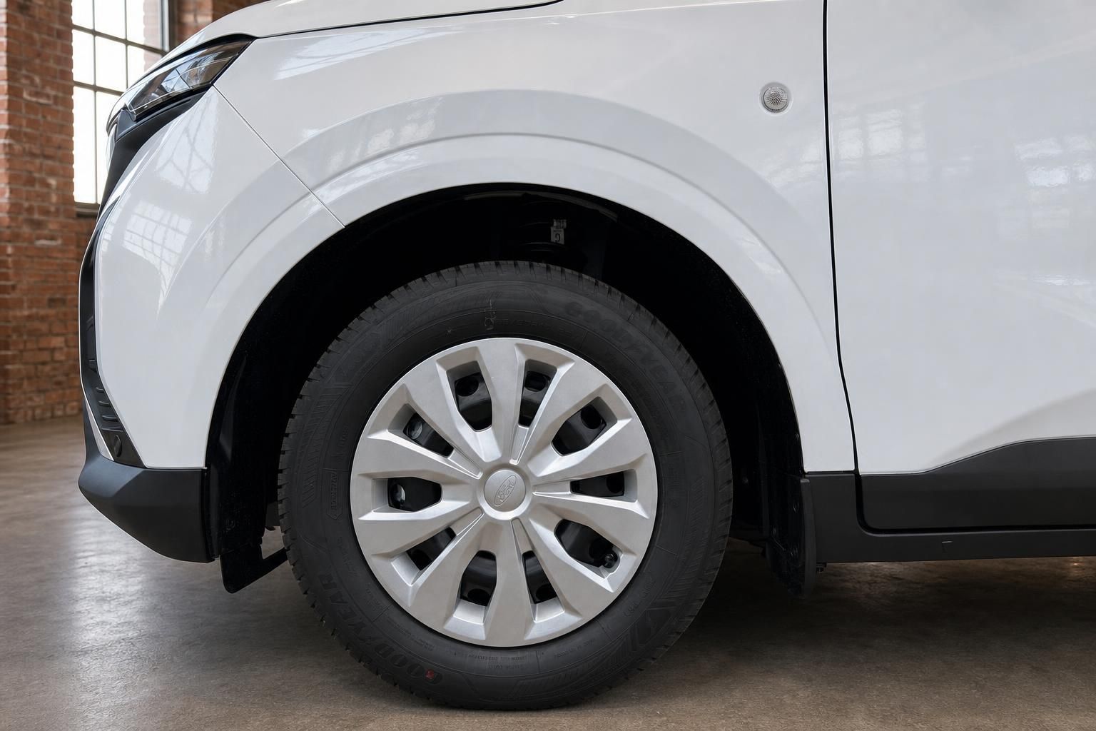 Ford Transit Courier weiß Nahaufnahme Rad und Radkasten vorne