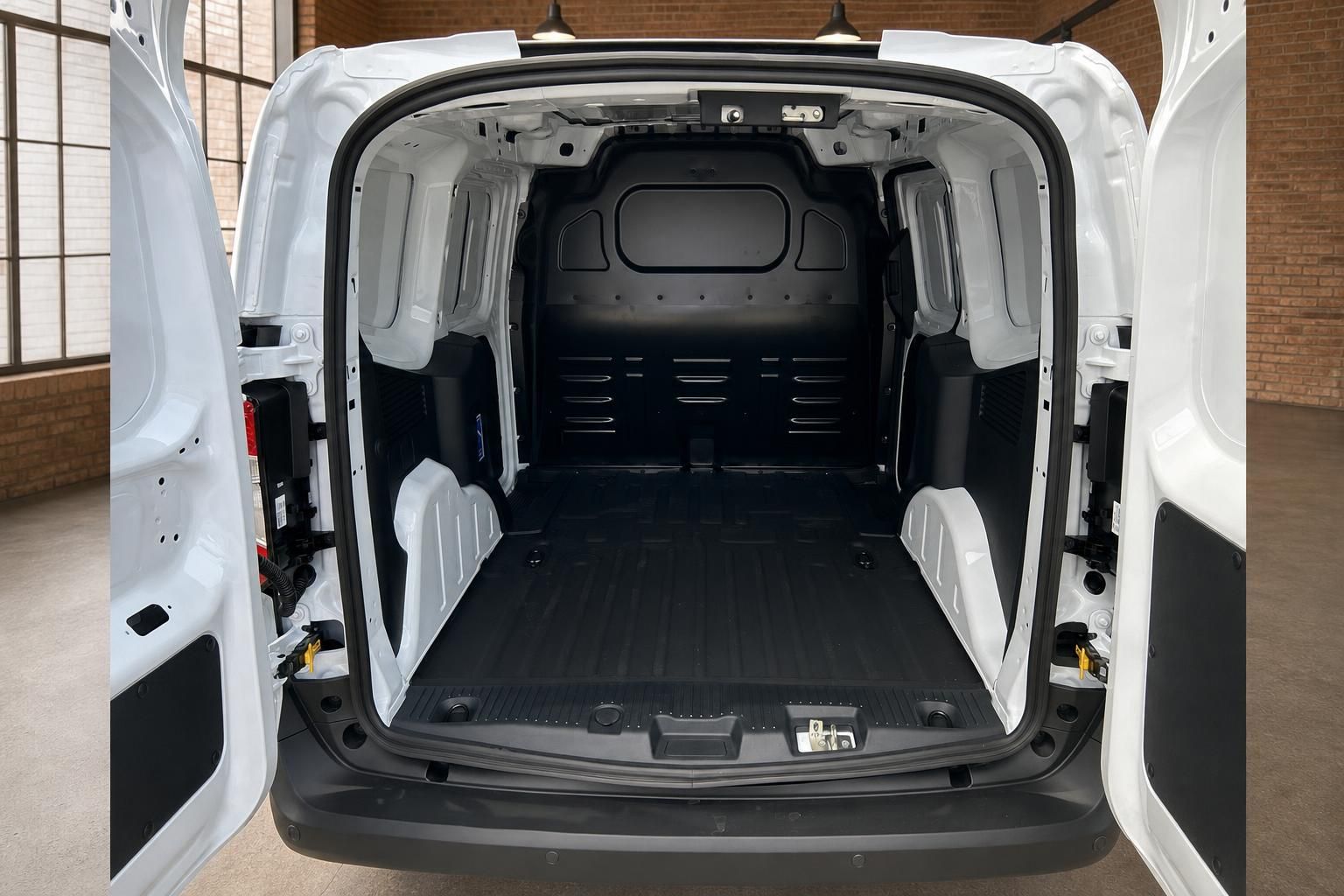 Ford Transit Courier Laderaum leer mit geöffneten Hecktüren