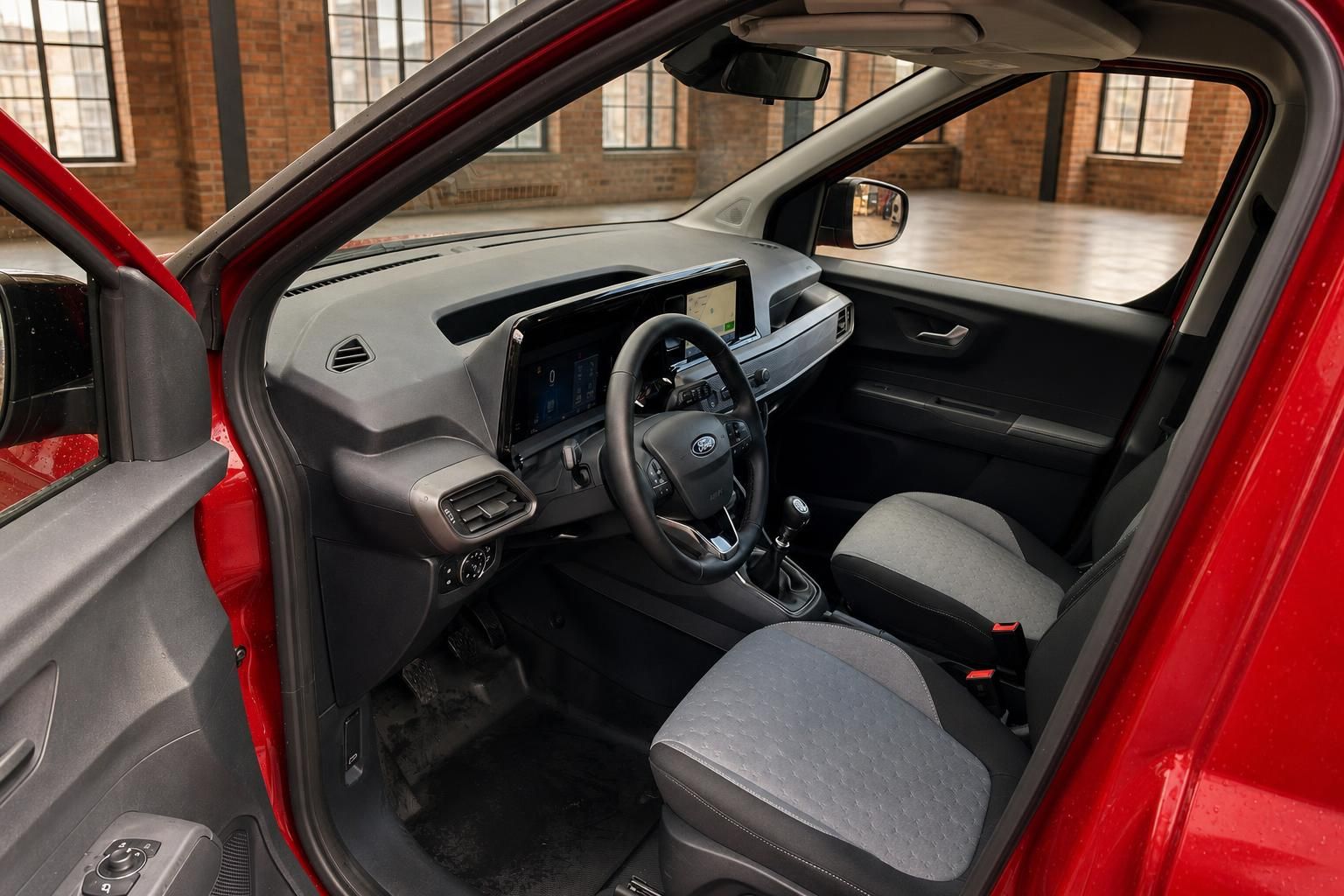 Ford Transit Courier Innenraum rot mit Cockpit und Vordersitzen