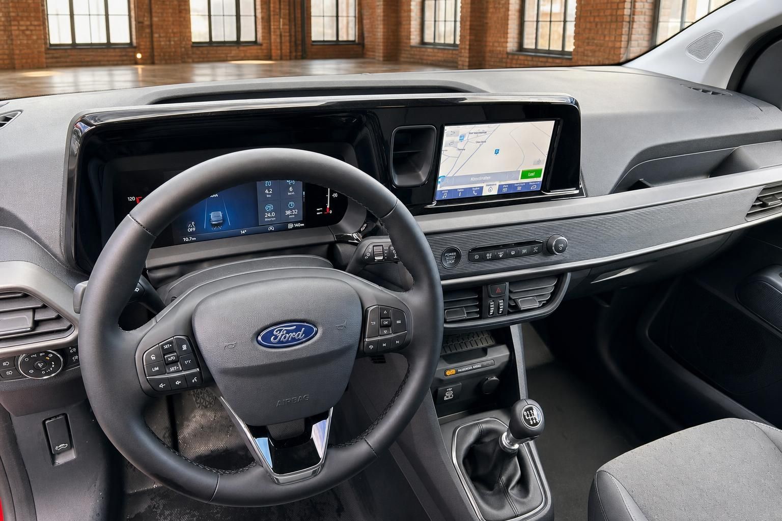Ford Cockpit mit Lenkrad, Navigationsdisplay und Schaltgetriebe