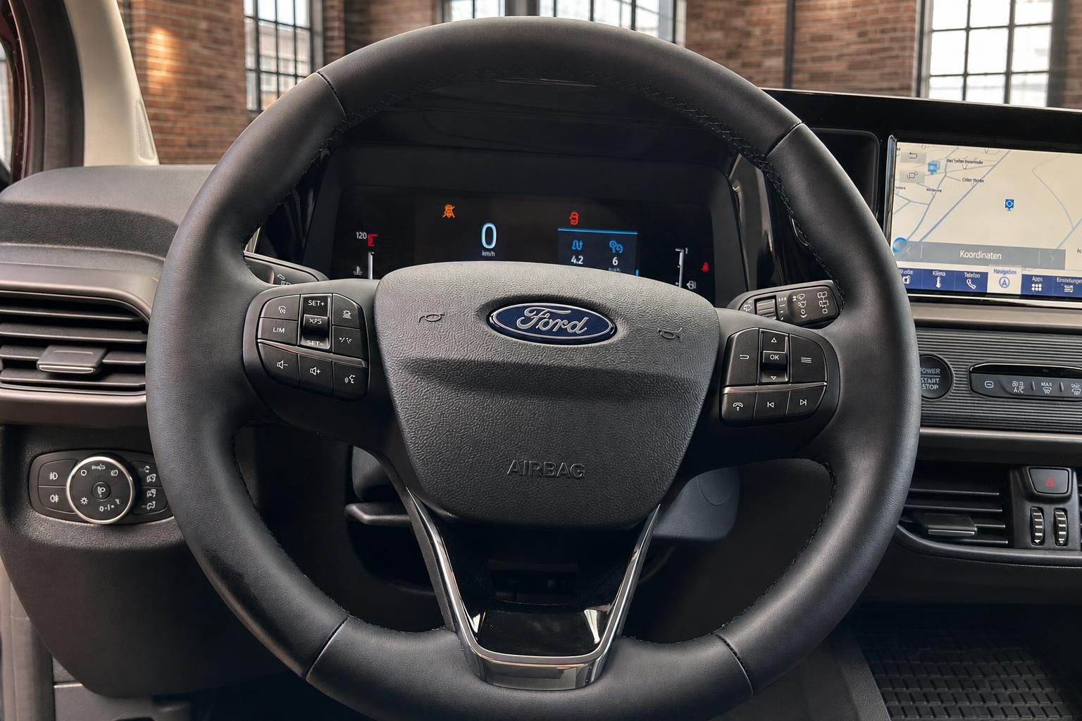 Ford Lenkrad Nahaufnahme mit Bedienelementen und Display
