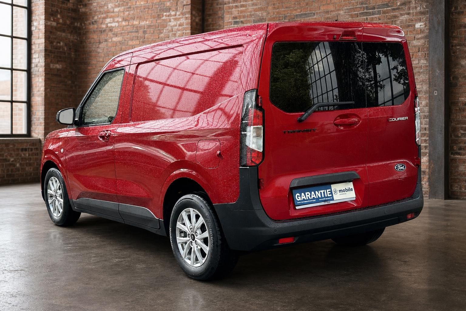 Ford Transit Courier rot, Heckansicht schraeg, Kastenwagen mit Ford Logo