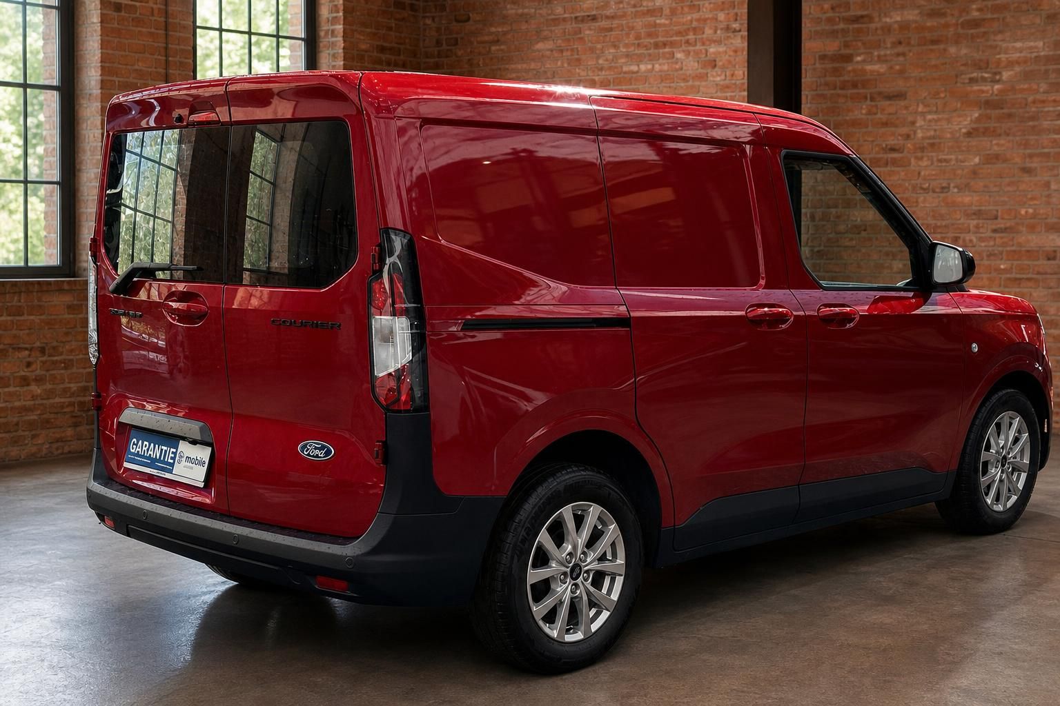 Ford Transit Courier rot, Seitenansicht Heck, Kastenwagen mit Alufelgen