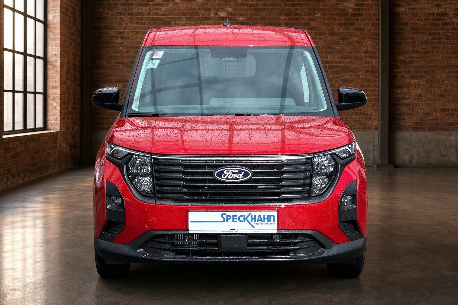 Ford Transit Courier rot Frontansicht in Halle mit Ziegelwand