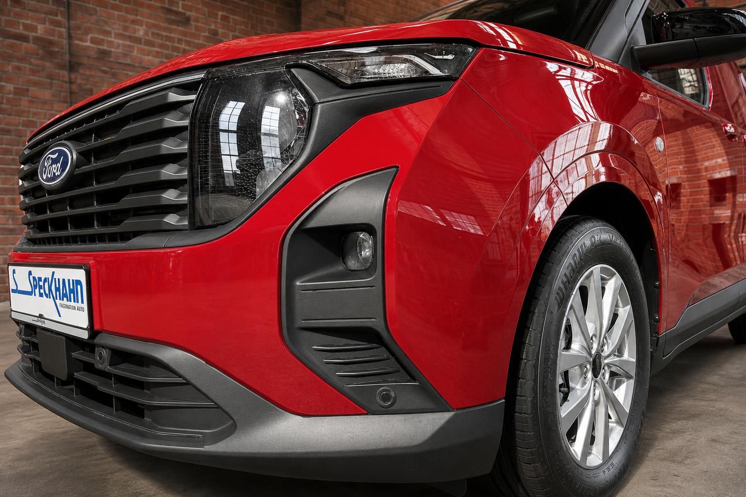 Ford Transit Courier rot Detailansicht Frontstossstange und Scheinwerfer