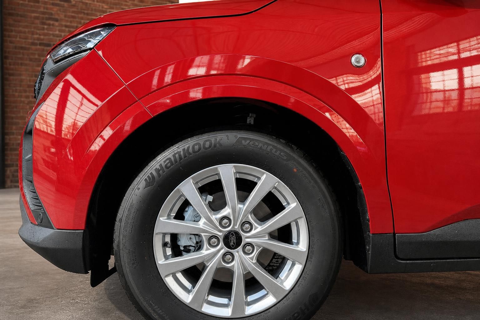 Ford rot Nahaufnahme Felge und Reifen mit Hankook Bereifung