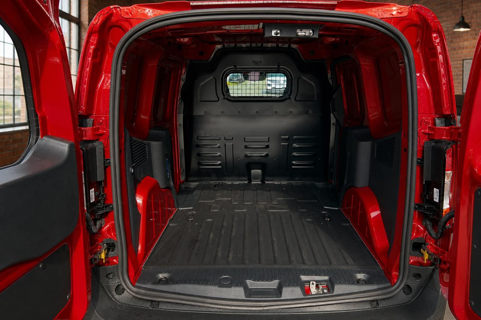 Ford Transit Courier Laderaum rot mit geoeffneten Hecktueren