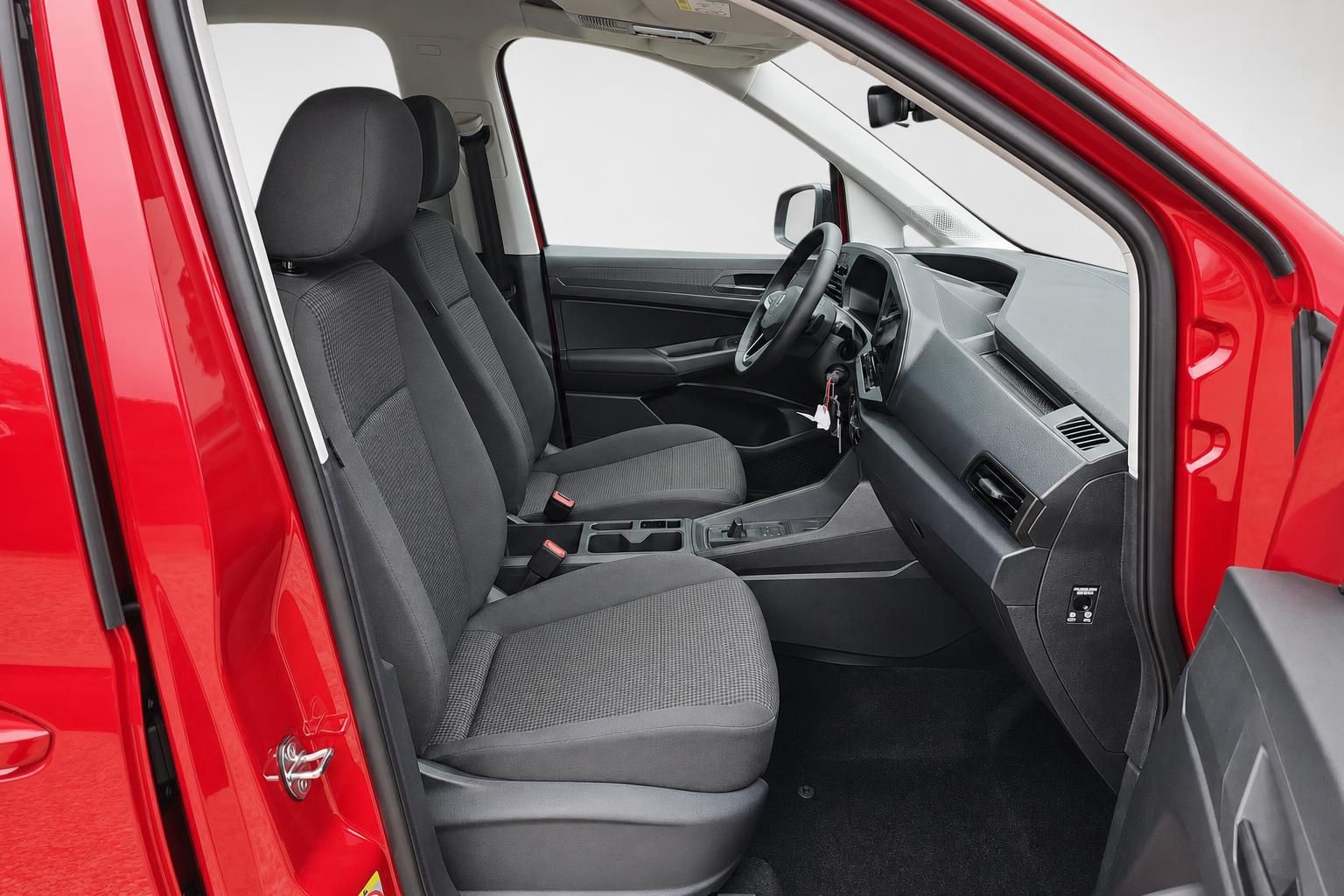 VW Caddy Innenraum, Fahrersitz und Armaturenbrett im Detail