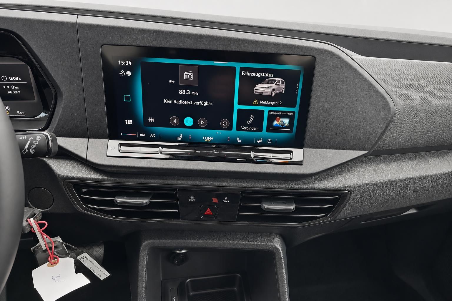 Infotainment-Display im VW Caddy mit Klimabedienung und Fahrzeugstatus