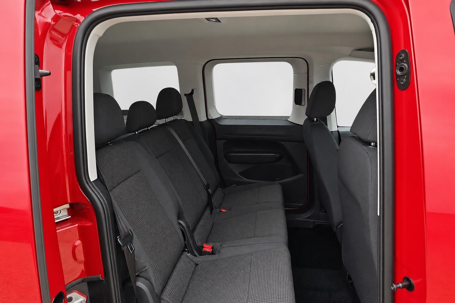 VW Caddy Innenraum Rücksitze mit geöffneter Schiebetür in Rot