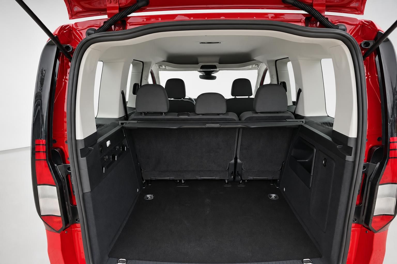 VW Caddy Kofferraum mit umgeklappter Rückbank und geöffneter Heckklappe
