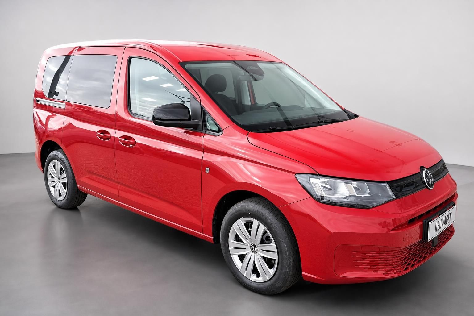 VW Caddy rot Frontansicht schraeg Neuwagen im Studio