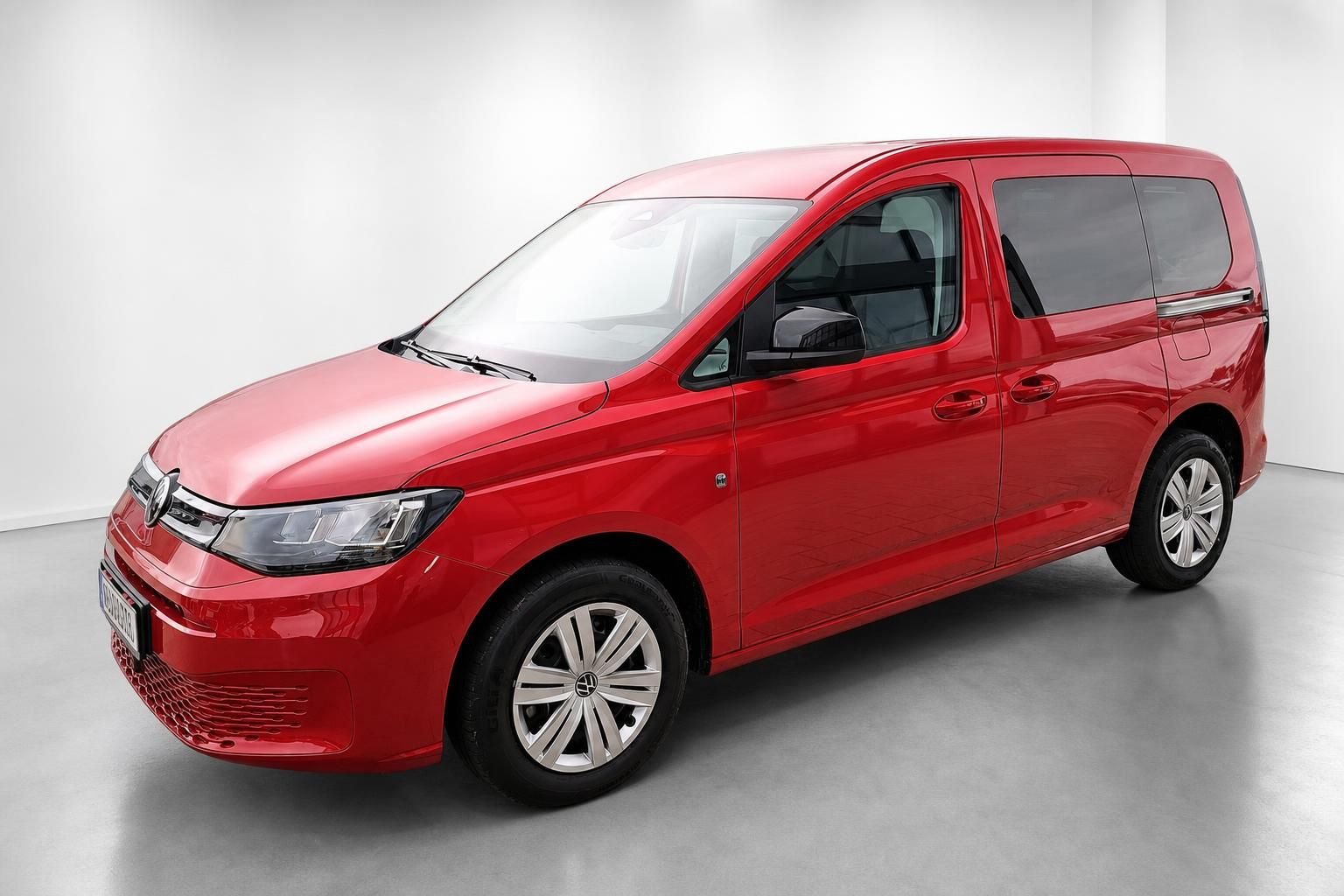 VW Caddy rot Frontansicht schraeg Studioaufnahme