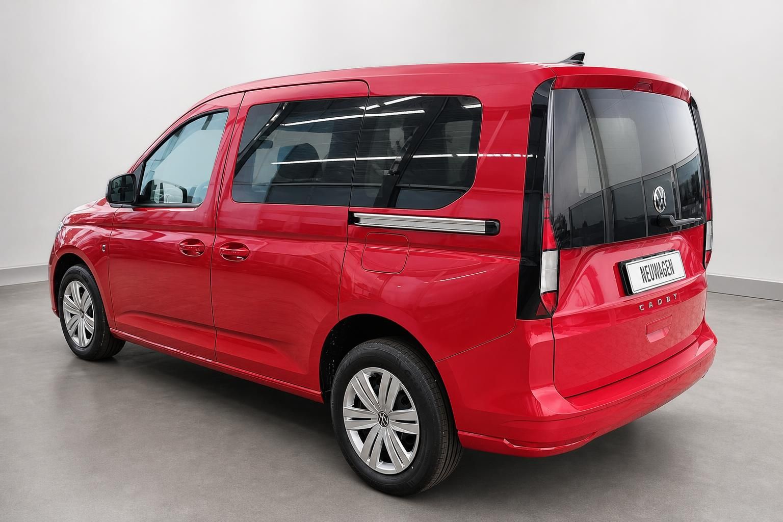 VW Caddy rot Heckansicht schraeg Neuwagen Studio