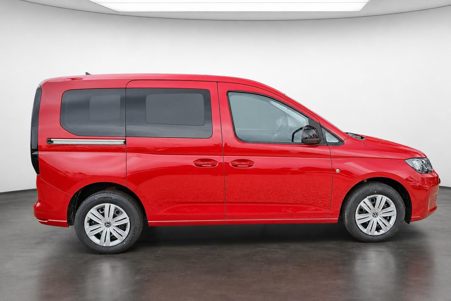 VW Caddy rot, Seitenansicht des Kompakt-Vans mit Schiebetür