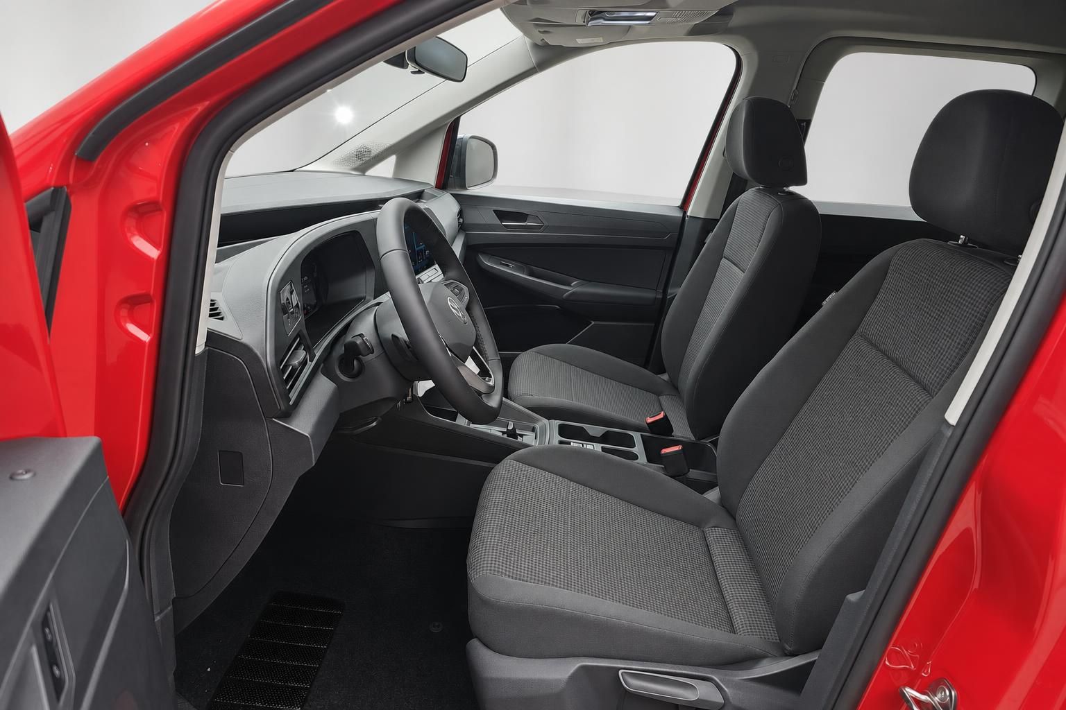 VW Caddy Innenraum, Vordersitze und Cockpit mit Lenkrad