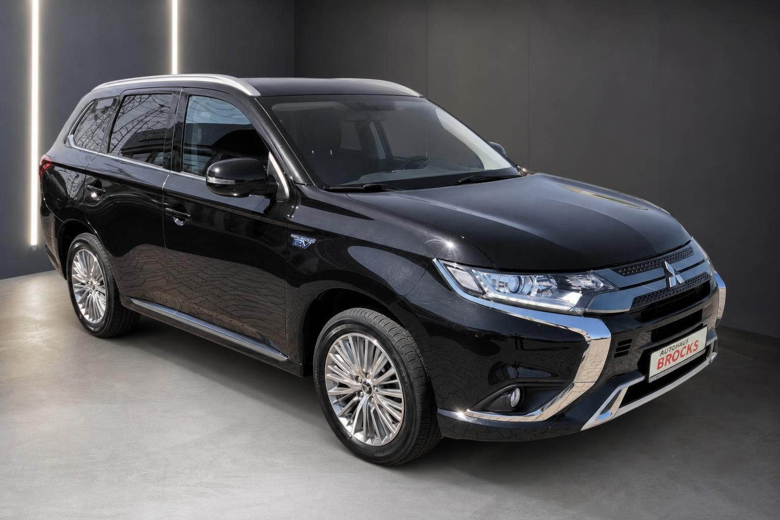 Mitsubishi Outlander PHEV schwarz, Frontansicht mit Kennzeichenhalter