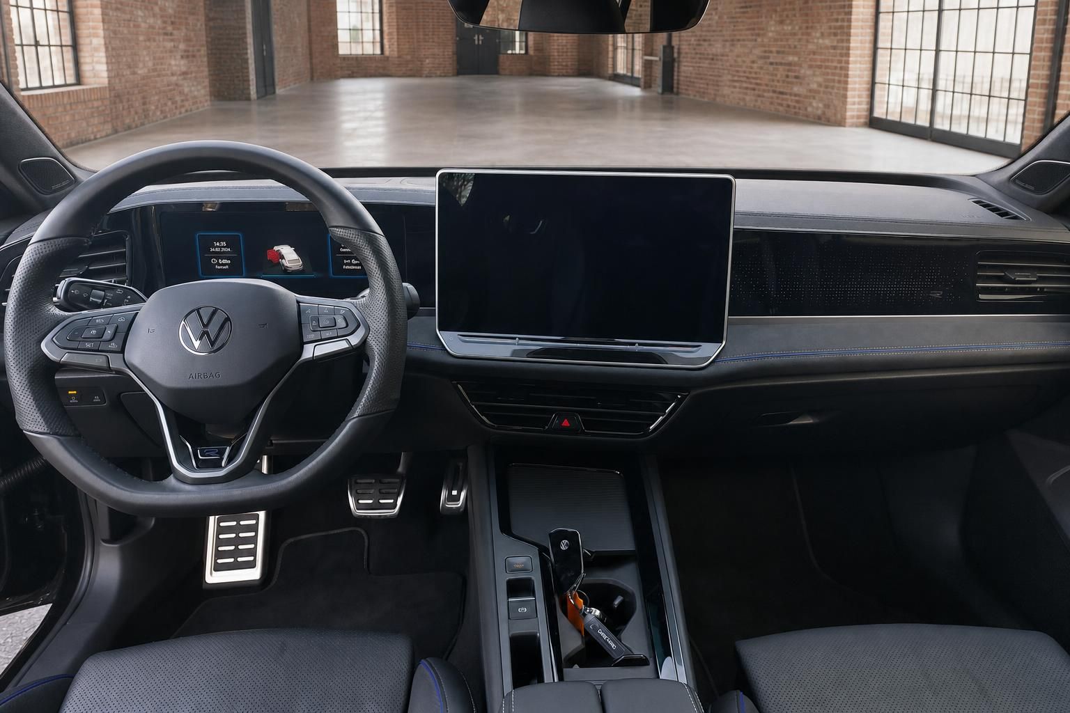 VW R Cockpit mit Touchscreen und Sportlenkrad im Innenraum