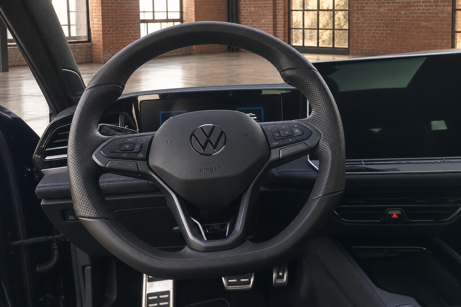 VW R Lenkrad Nahaufnahme mit Multifunktionstasten und Logo