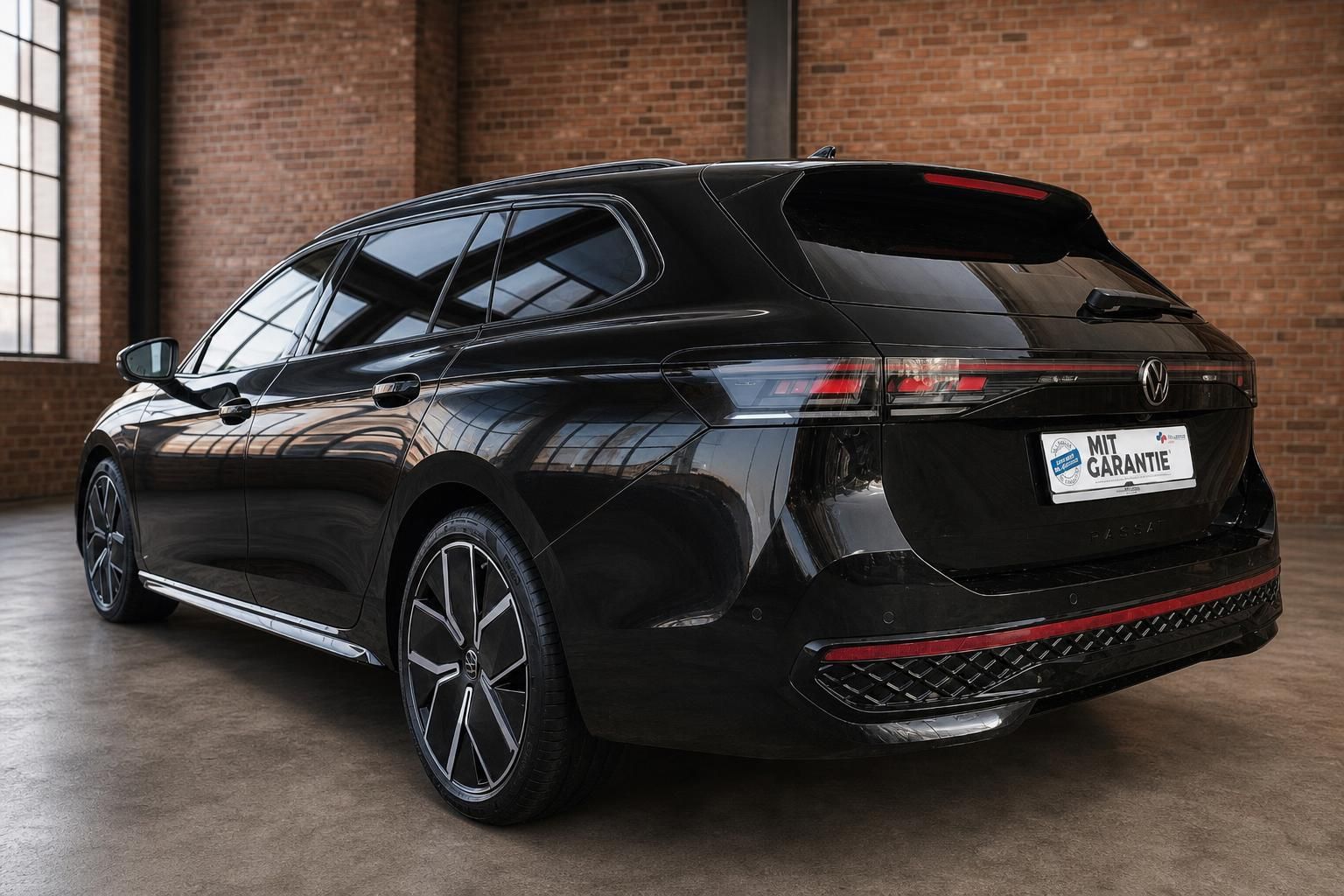 VW Passat Variant schwarz Heck seitlich mit Alufelgen in Loft-Ambiente