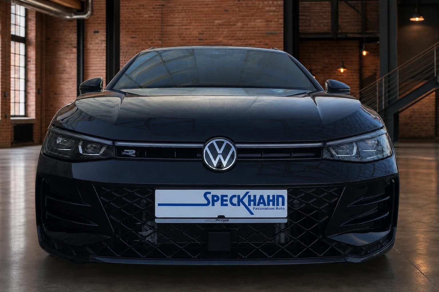 VW Golf R schwarz Frontansicht mit Kuehlergrill und Scheinwerfer