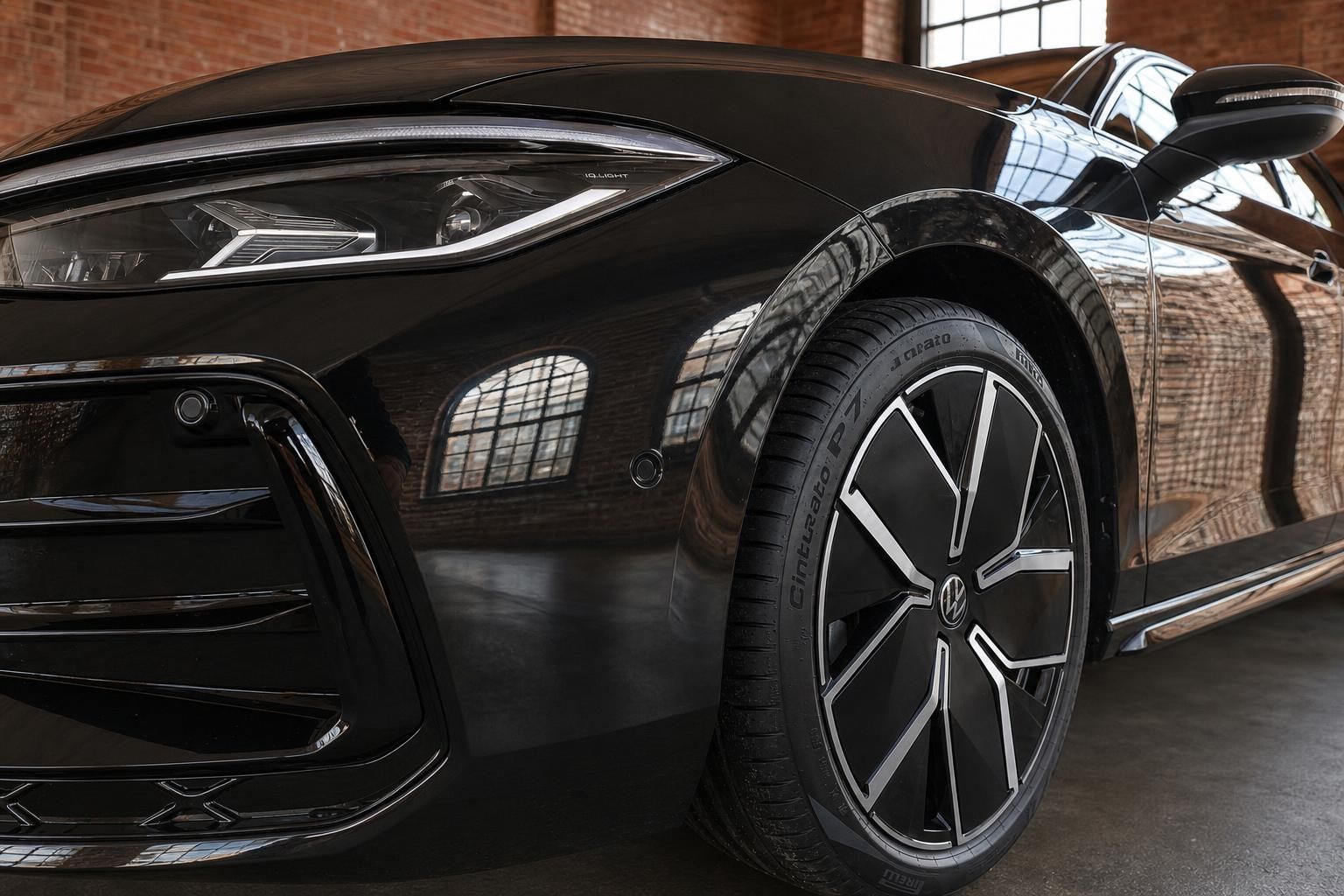 VW schwarz Seitenansicht Detail Scheinwerfer und Felge