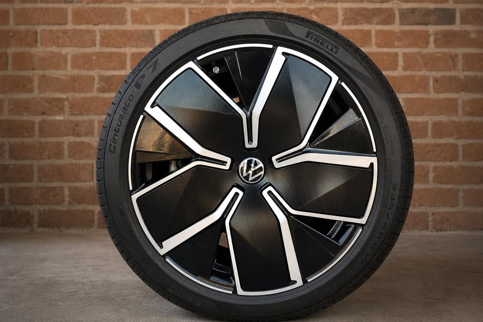 VW Leichtmetallfelge schwarz mit Pirelli Reifen Nahaufnahme