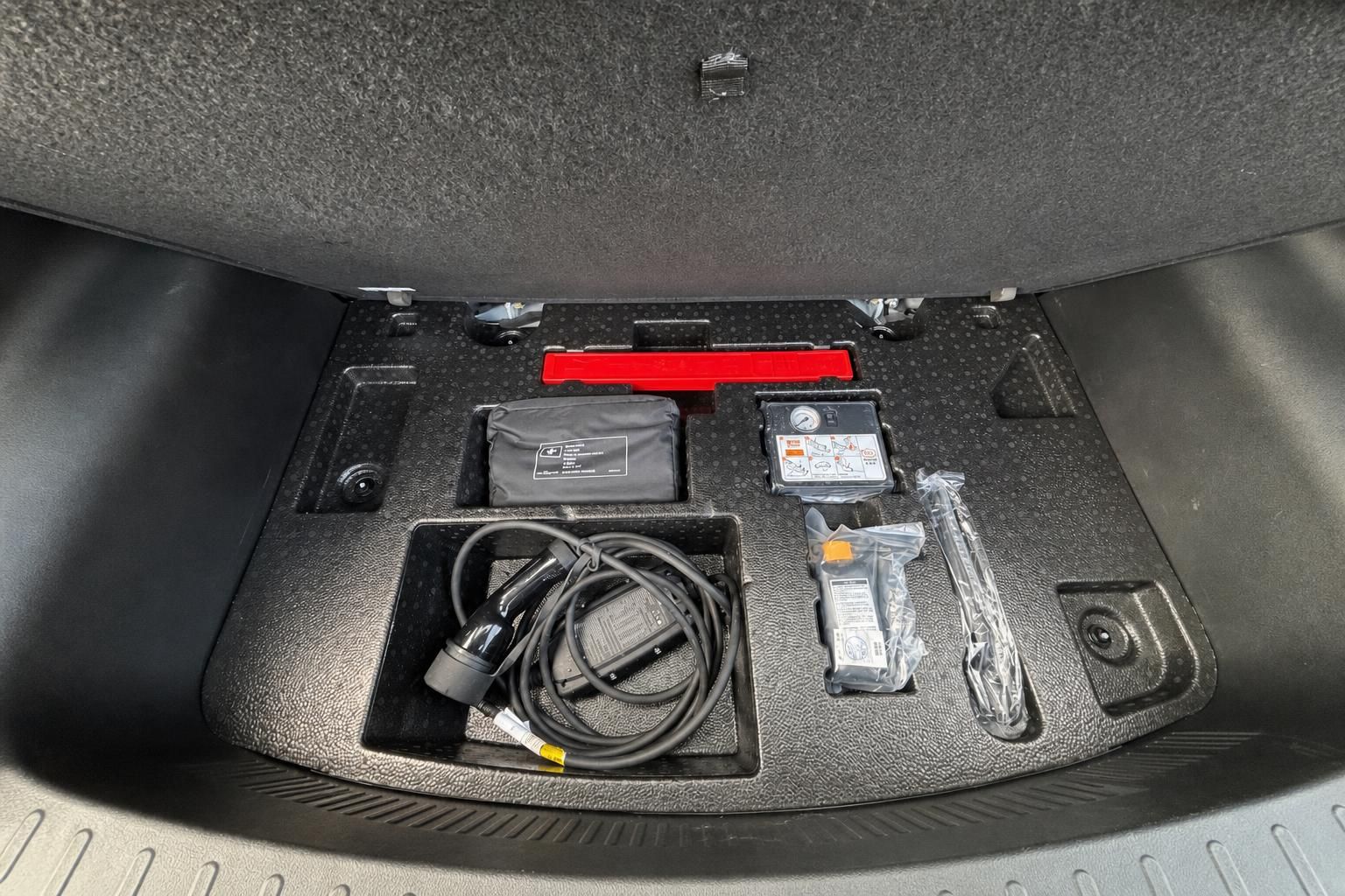 Kofferraumboden mit Bordwerkzeug und Ladekabel - Ersatzradmulde mit Fahrzeugzubehör und Pannenset
