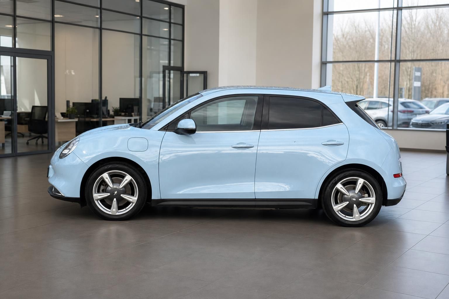 Hellblaues Elektrofahrzeug ORA Funky Cat Seitenansicht im Autohaus-Showroom