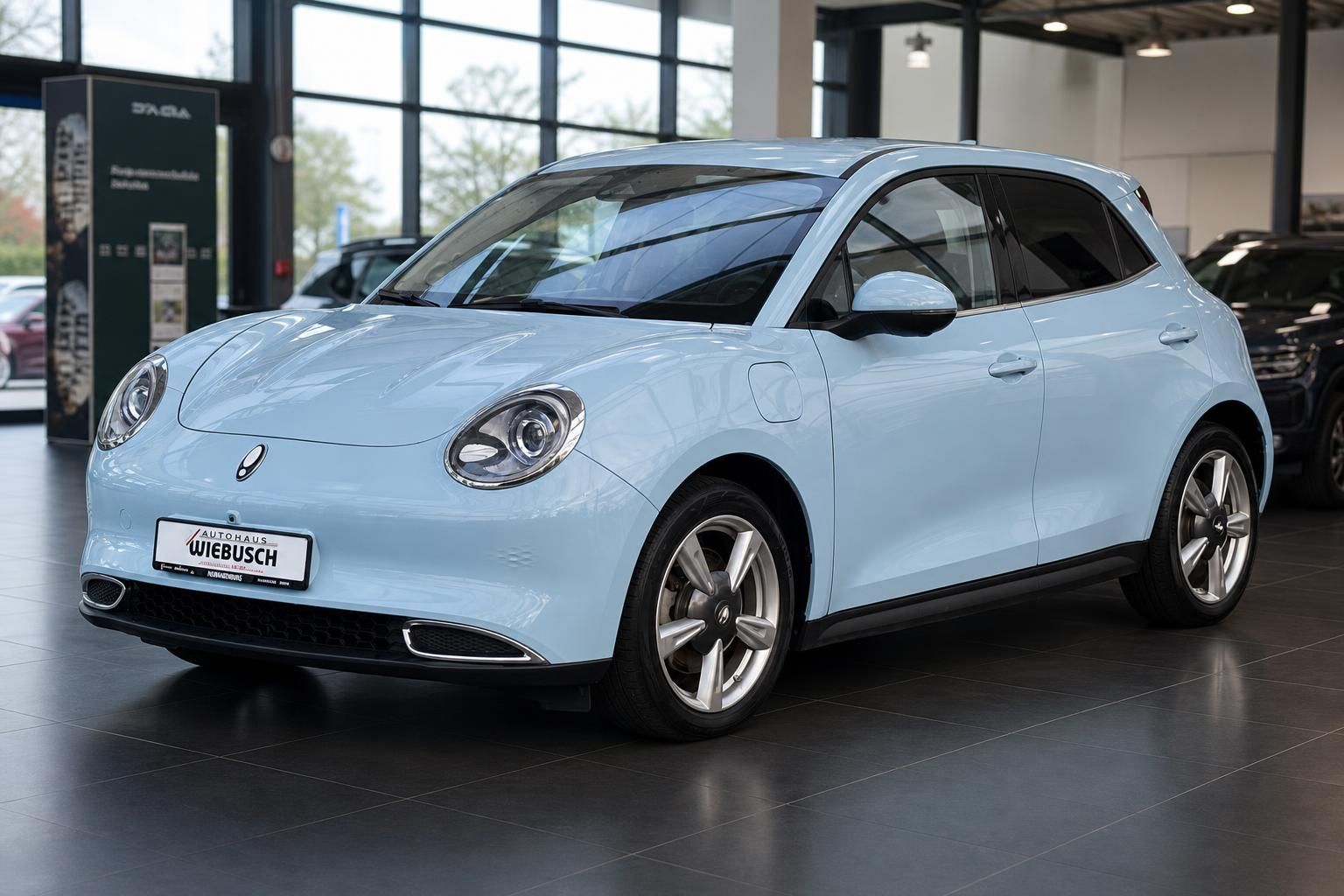 ORA Funky Cat Elektroauto hellblau Frontansicht im Autohaus Wiebusch Showroom