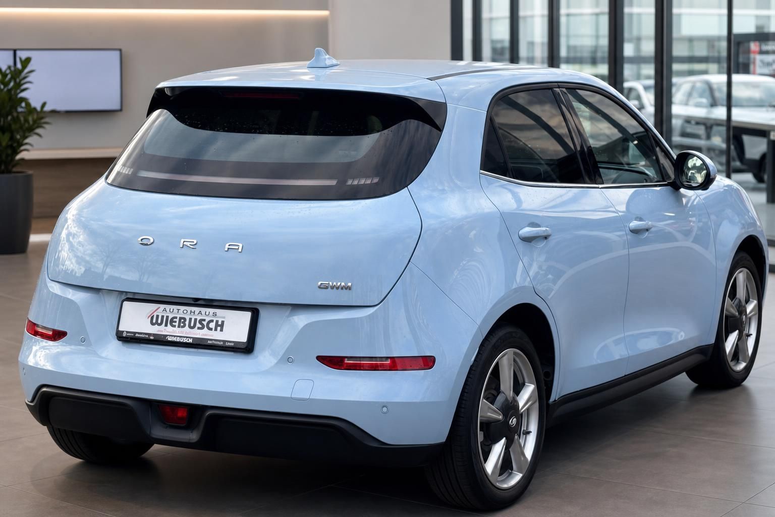 ORA Funky Cat GWM Elektroauto hellblau Heckansicht Dreiviertel im Autohaus