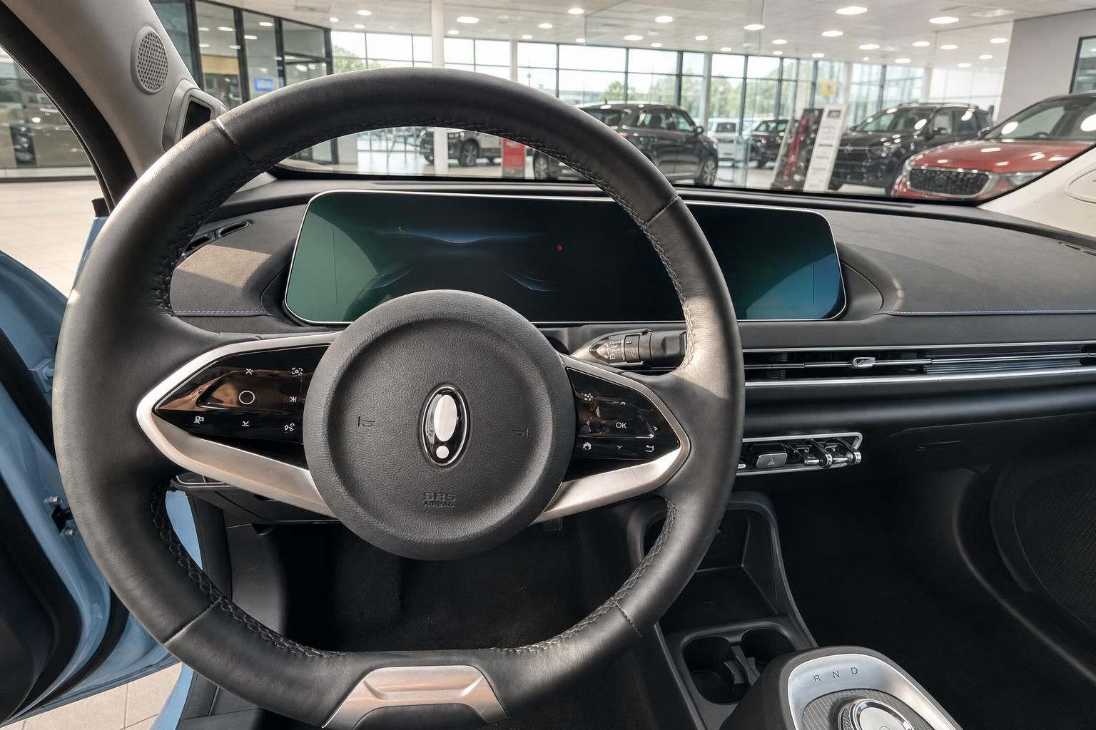 Fahrzeug Lenkrad mit Multifunktionstasten und digitalem Kombiinstrument im Hintergrund