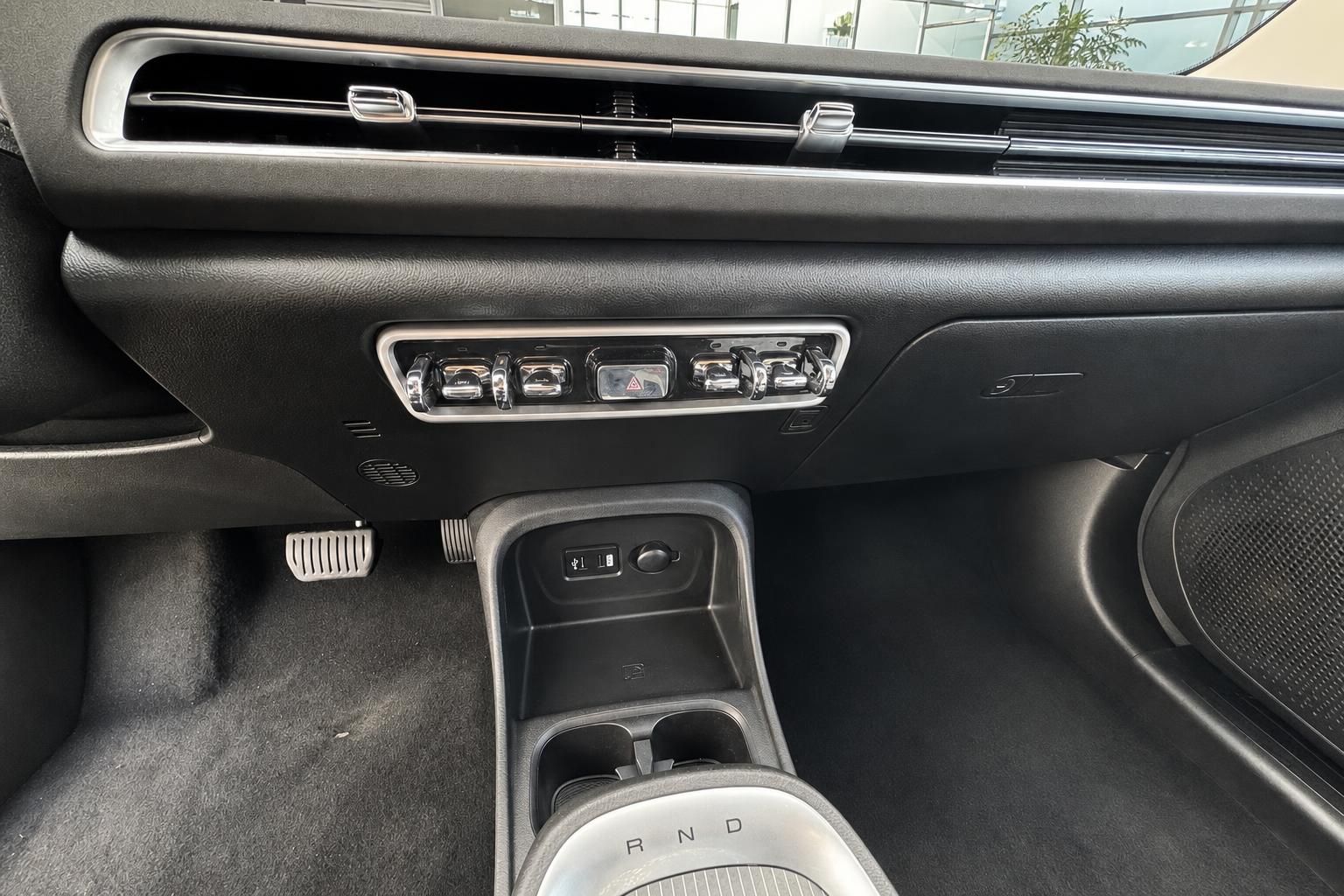 Fahrzeug Mittelkonsole mit Bedienfeldern, Getränkehalter und Automatikwählhebel