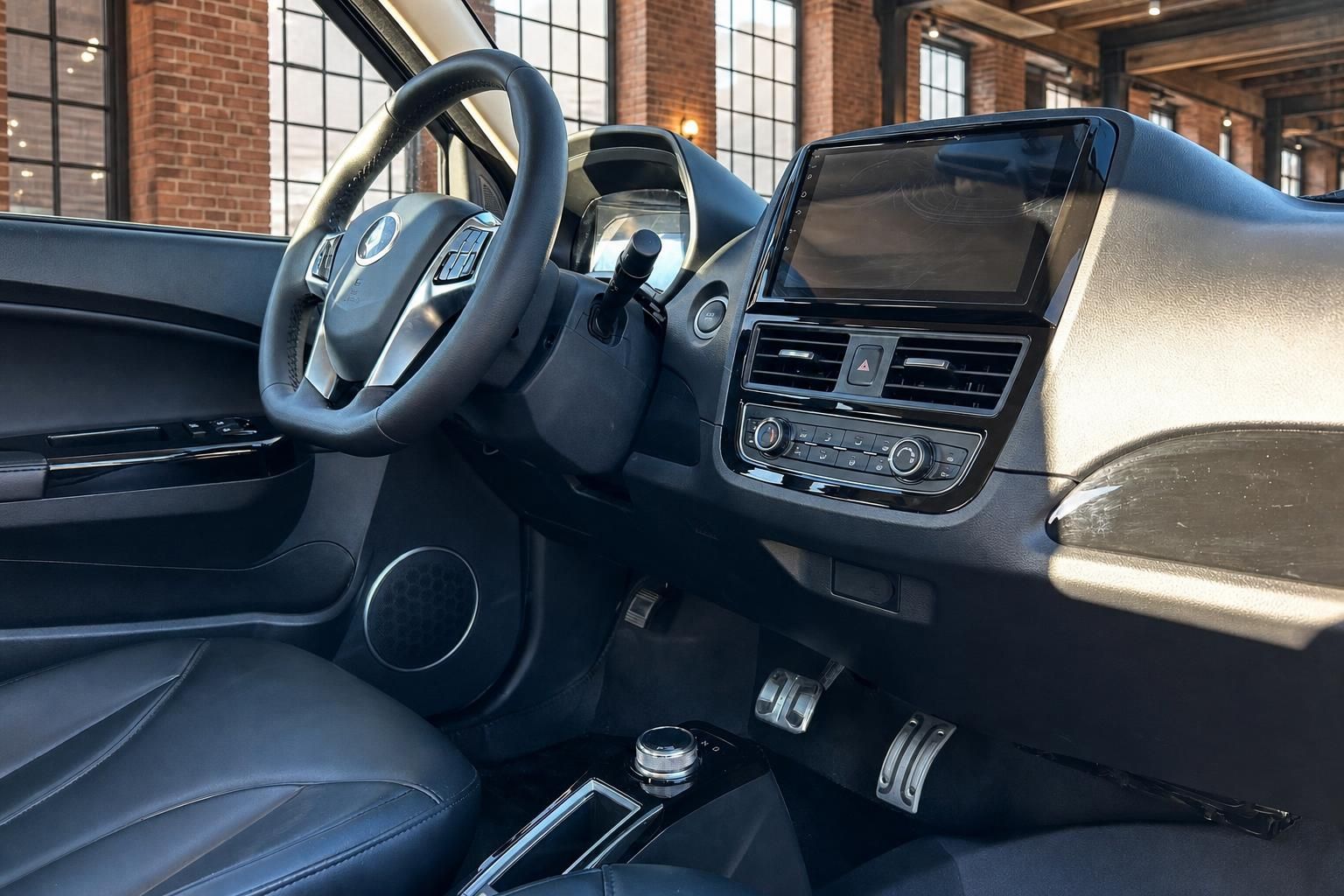 Elaris Pio Innenraum mit Cockpit, Lenkrad und Touchscreen-Display
