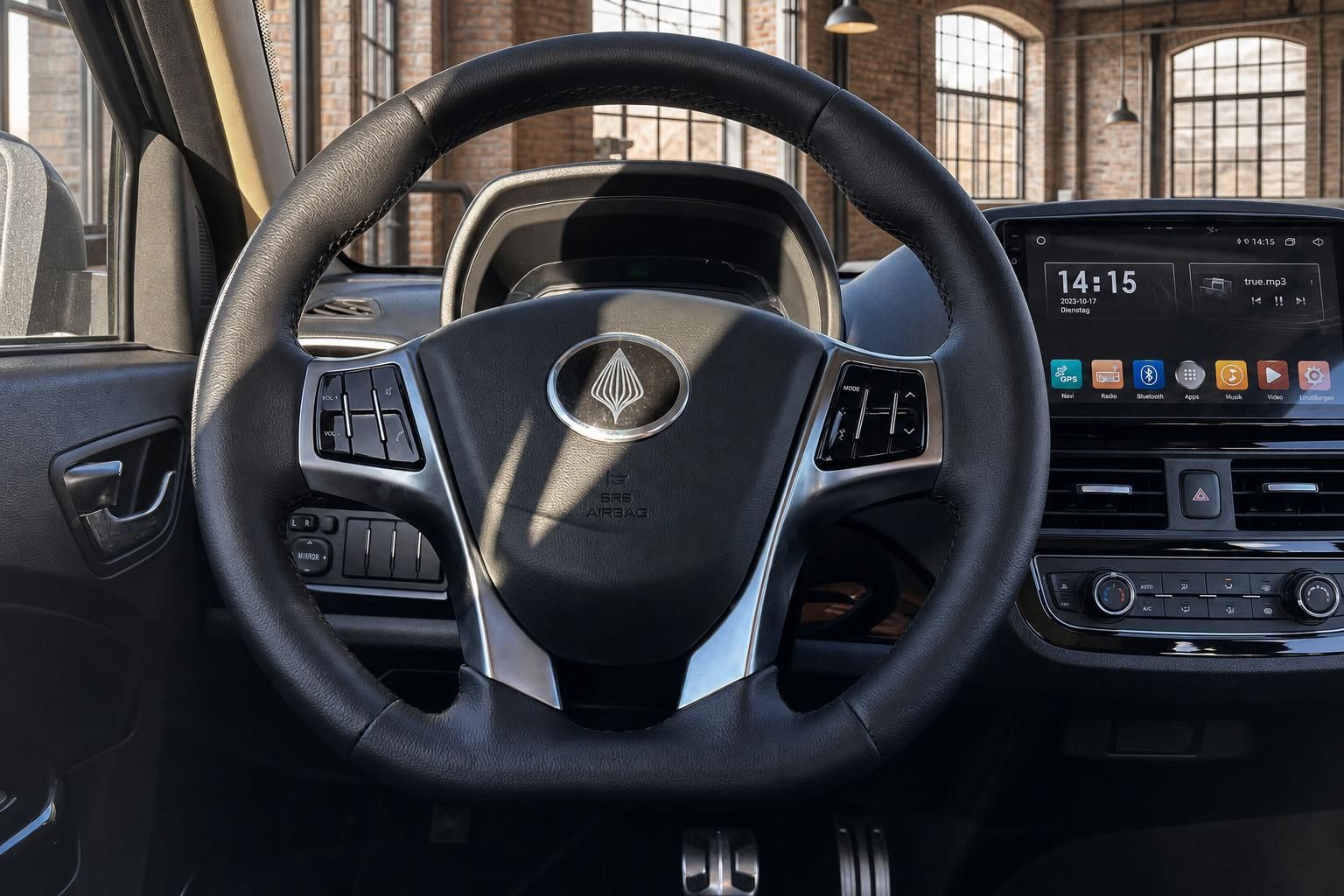 Lenkrad und Cockpit Innenraum eines Elaris Fahrzeugs mit Display