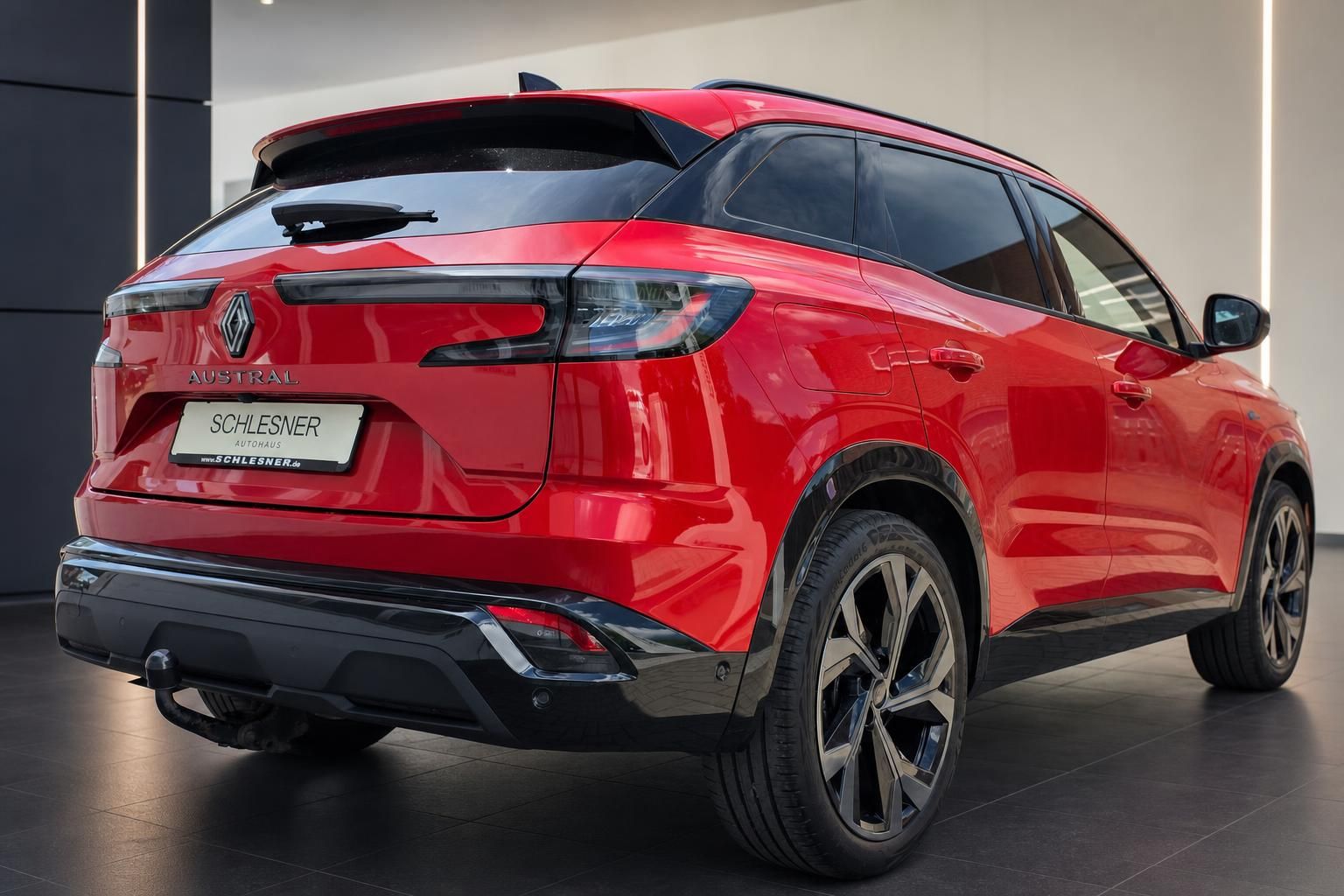 Renault Austral rot Heckansicht mit Leuchten und Anhaengerkupplung