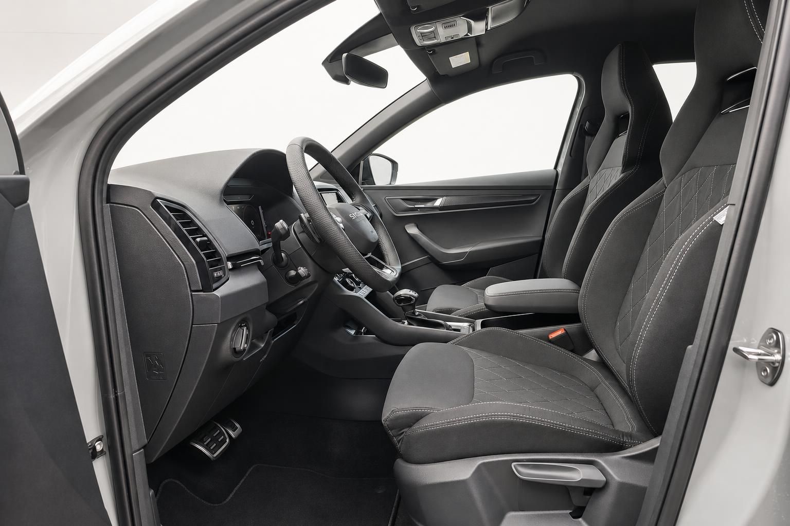 Skoda Innenraum Vordersitze schwarz mit Lenkrad und Cockpit Ansicht