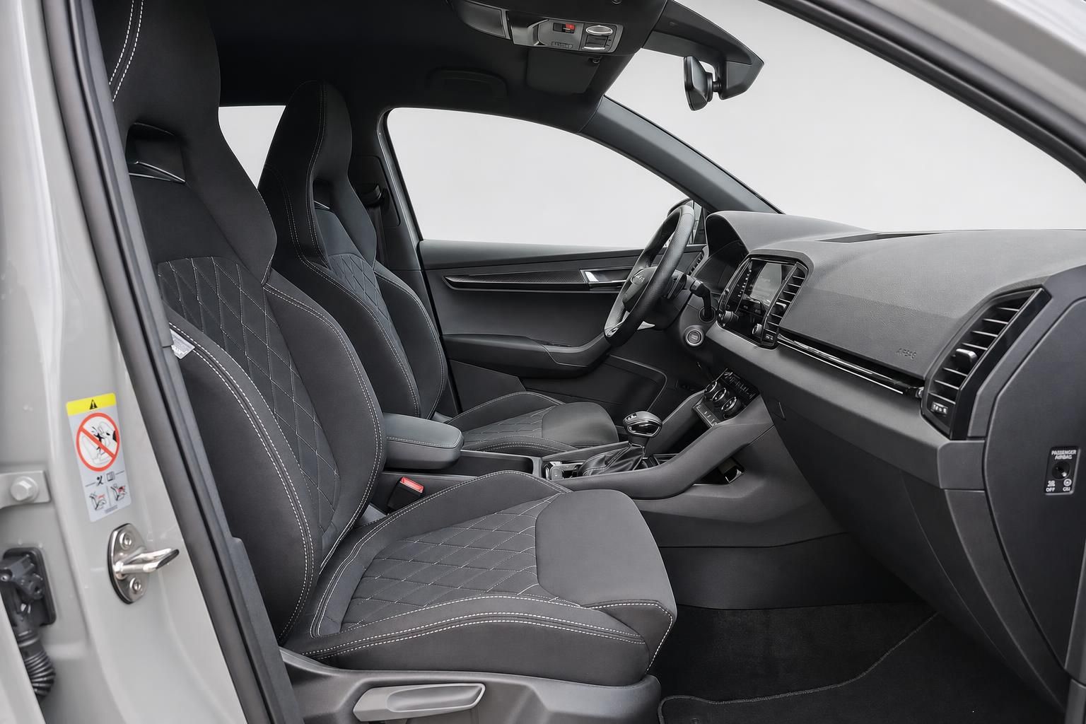 Skoda Fahrzeuginnenraum Sportsitze schwarz Armaturenbrett und Lenkrad