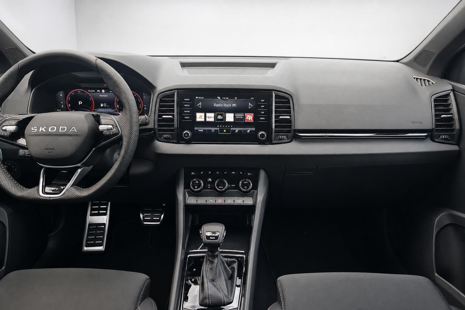 Skoda Cockpit mit Lenkrad Touchscreen Infotainment und Automatikschaltung