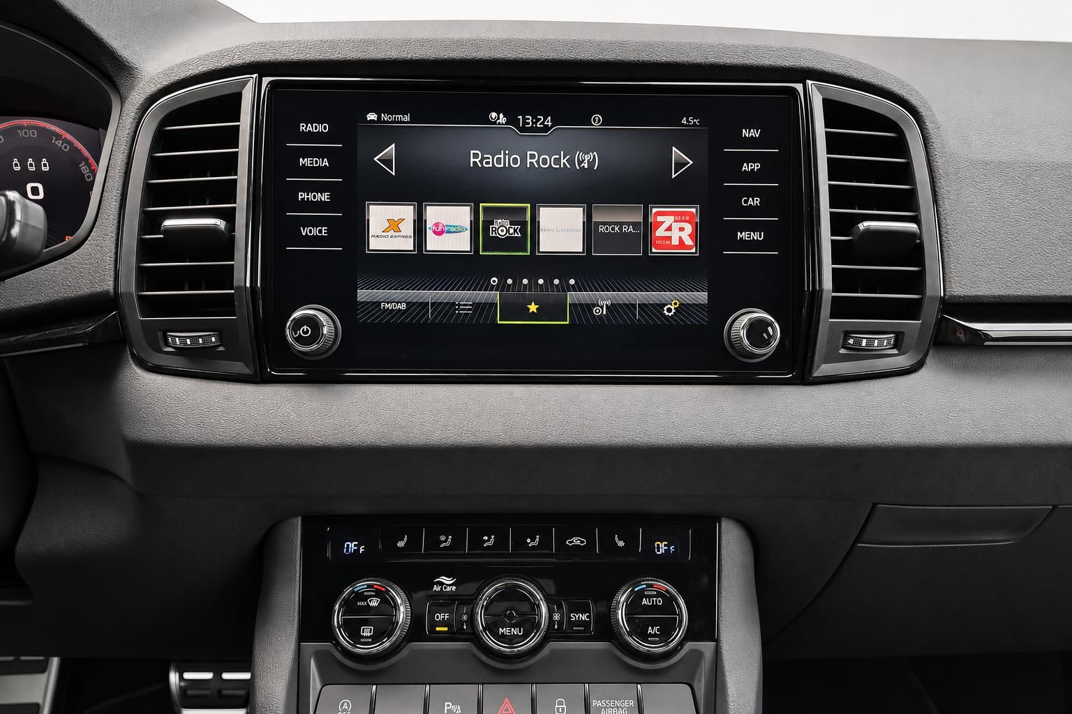 Skoda Infotainment Touchscreen mit Klimabedienung und Radiofunktion Detailansicht